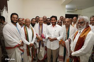 AP CM WITH TEMPLE PRIESTS