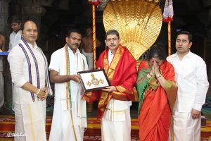 RN Ravi Tamil Nadu Governor Visit to Inside Temple10
