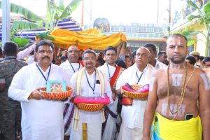 TTD PRESENTS VASTRAMS TO BHADRACHALA RAMAYYA