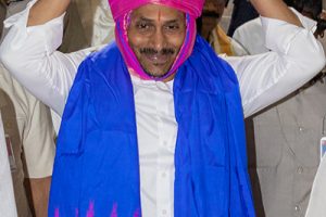 CHIEF MINISTER PRESENTS SILK CLOTHES TO SRIVARU