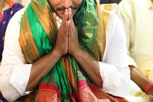 CM OFFERS PRAYERS IN TIRUMALA13