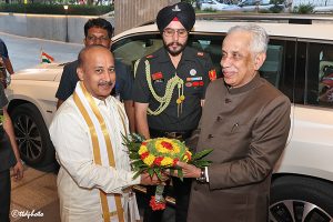 EO TTD RECEVING AP GOVERNOR IN TIRUMALA