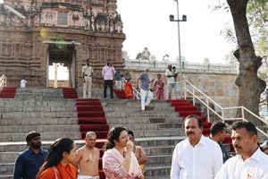 JEO TPT AND DISITRICT COLLECTOR INSPECTION OF VONTIMITTA TEMPLE 3