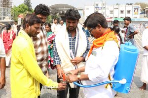 SRIVARISEVAKS SERVING WATER1 SRIVARISEVAKS SERVING WATER1