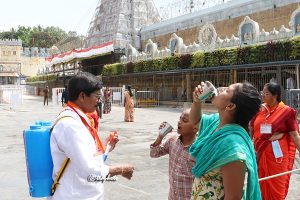 SRIVARISEVAKS SERVING WATER2 SRIVARISEVAKS SERVING WATER2