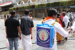 SRIVARISEVAKS SERVING WATER3 SRIVARISEVAKS SERVING WATER3