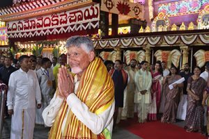 AP CM OFFERED PRAYERS IN TIRUMALA8 AP CM OFFERED PRAYERS IN TIRUMALA8