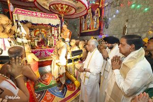 AP GOVERNOR TAKES PART IN MUTHYAPU PANDIRI VAHANAM2 AP GOVERNOR TAKES PART IN MUTHYAPU PANDIRI VAHANAM2
