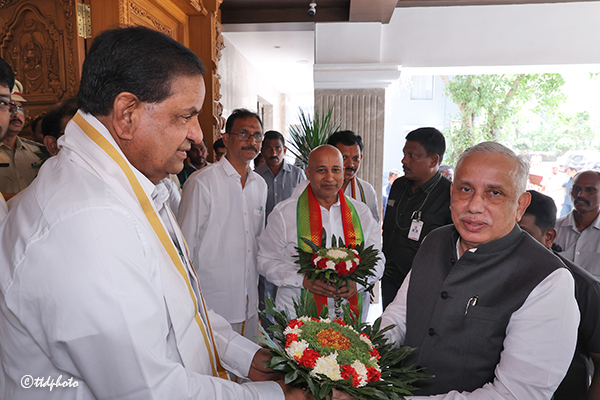 CHAIRMAN TTD RECEIVING AP GOVERNOR IN TIRUMALA