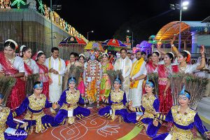 CHAIRMAN WITH CUL ARTISTS CHAIRMAN WITH CUL ARTISTS