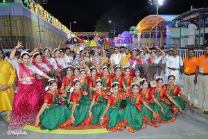 CHAIRMAN WITH CUL ARTISTS1 CHAIRMAN WITH CUL ARTISTS1
