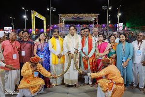 CHAIRMAN WITH CUL ARTISTS2 CHAIRMAN WITH CUL ARTISTS2