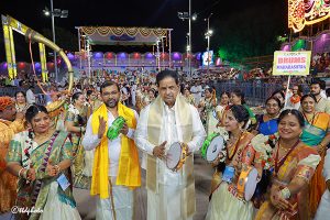 CHAIRMAN WITH CUL ARTISTS4 CHAIRMAN WITH CUL ARTISTS4