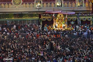GARUDA VAHANAM CROWD1