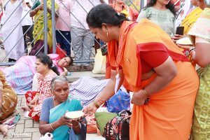 SRIVARISEVAKAS DISTIBUTING UPMA TO PILIGRIMS1 SRIVARISEVAKAS DISTIBUTING UPMA TO PILIGRIMS1