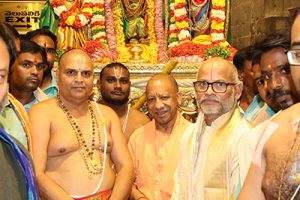 UP CM SRI YOGI ADITYANATH OFFERED PRAYERS IN TIRUMALA2 UP CM SRI YOGI ADITYANATH OFFERED PRAYERS IN TIRUMALA2