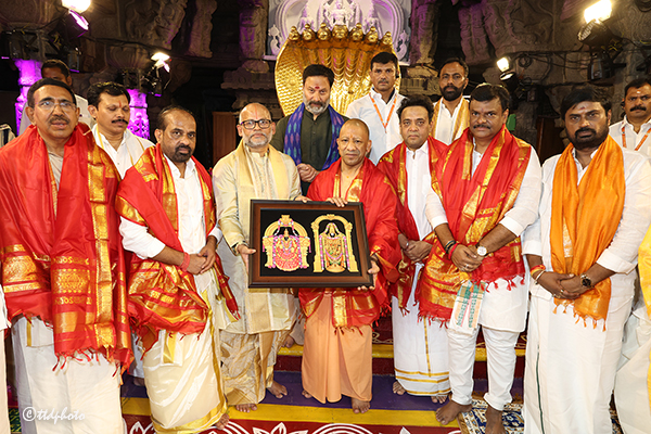 UP CM SRI YOGI ADITYANATH OFFERED PRAYERS IN TIRUMALA4