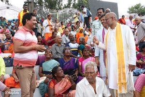 ADDL EO INTERACTING WITH DEVOTEES AT GALLERIES IN MADA STREETS ADDL EO INTERACTING WITH DEVOTEES AT GALLERIES IN MADA STREETS
