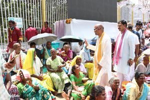 ADDL EO INTERACTING WITH DEVOTEES AT GALLERIES IN MADA STREETS2 ADDL EO INTERACTING WITH DEVOTEES AT GALLERIES IN MADA STREETS2