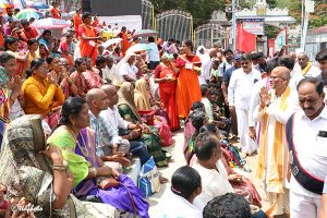ADDL EO INTERACTING WITH DEVOTEES AT GALLERIES IN MADA STREETS3 ADDL EO INTERACTING WITH DEVOTEES AT GALLERIES IN MADA STREETS3