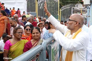 ADDL EO INTERACTING WITH DEVOTEES AT GALLERIES IN MADA STREETS4 ADDL EO INTERACTING WITH DEVOTEES AT GALLERIES IN MADA STREETS4