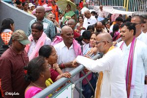 ADDL EO INTERACTING WITH DEVOTEES AT GALLERIES IN MADA STREETS5 ADDL EO INTERACTING WITH DEVOTEES AT GALLERIES IN MADA STREETS5