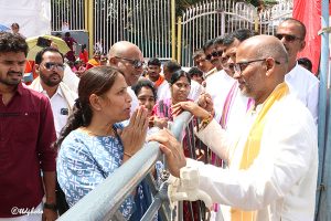 ADDL EO INTERACTING WITH DEVOTEES AT GALLERIES IN MADA STREETS6 ADDL EO INTERACTING WITH DEVOTEES AT GALLERIES IN MADA STREETS6