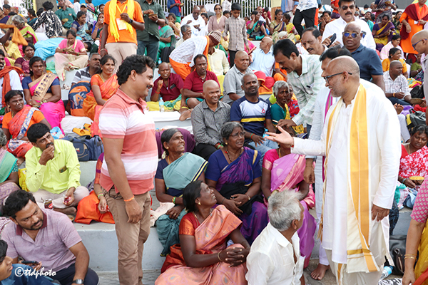 ADDL EO INTERACTING WITH DEVOTEES AT GALLERIES IN MADA STREETS7