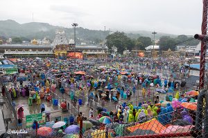 DEVOTEES INFRONT OF SRIVARI TEMPLE DEVOTEES INFRONT OF SRIVARI TEMPLE