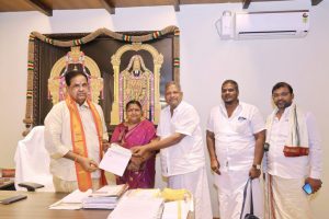 DONATION OF RS. 10 LAKSHS TO SV GOSAMRAKSHANA SHALA DONATION OF RS. 10 LAKSHS TO SV GOSAMRAKSHANA SHALA