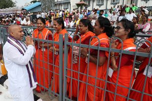 Eo Interacting With Srivari Sevaks