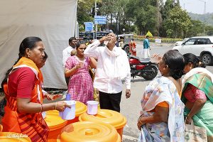 SRIVARI SEVAKS SUPPLYING DRINKING WATER IN TML 01 SRIVARI SEVAKS SUPPLYING DRINKING WATER IN TML 01